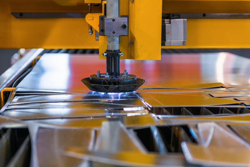 在工厂中切割钢铁的机器机械焊机工具激光软管焊接工业金属压力刀具图片