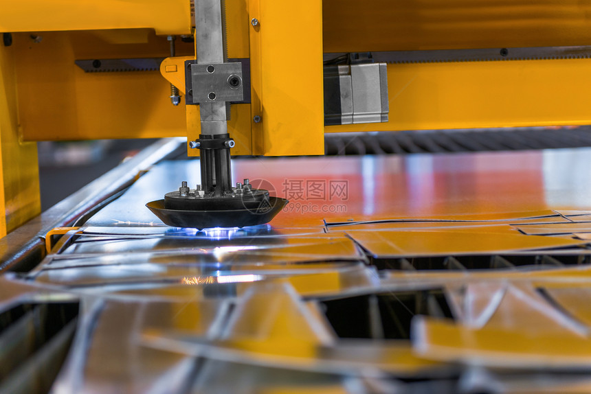 在工厂中切割钢铁的机器刀具制造业工业焊机技术金属激光工程黄色机器人图片