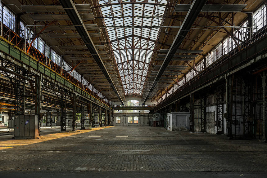 旧工厂的工业内地制造业机库地面黑色仓库车库废墟植物瓷砖建筑图片