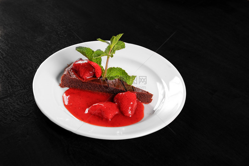 巧克力蛋糕草莓和辣椒巧克力小吃美食奶油奢华餐厅环境派对甜点盘子图片