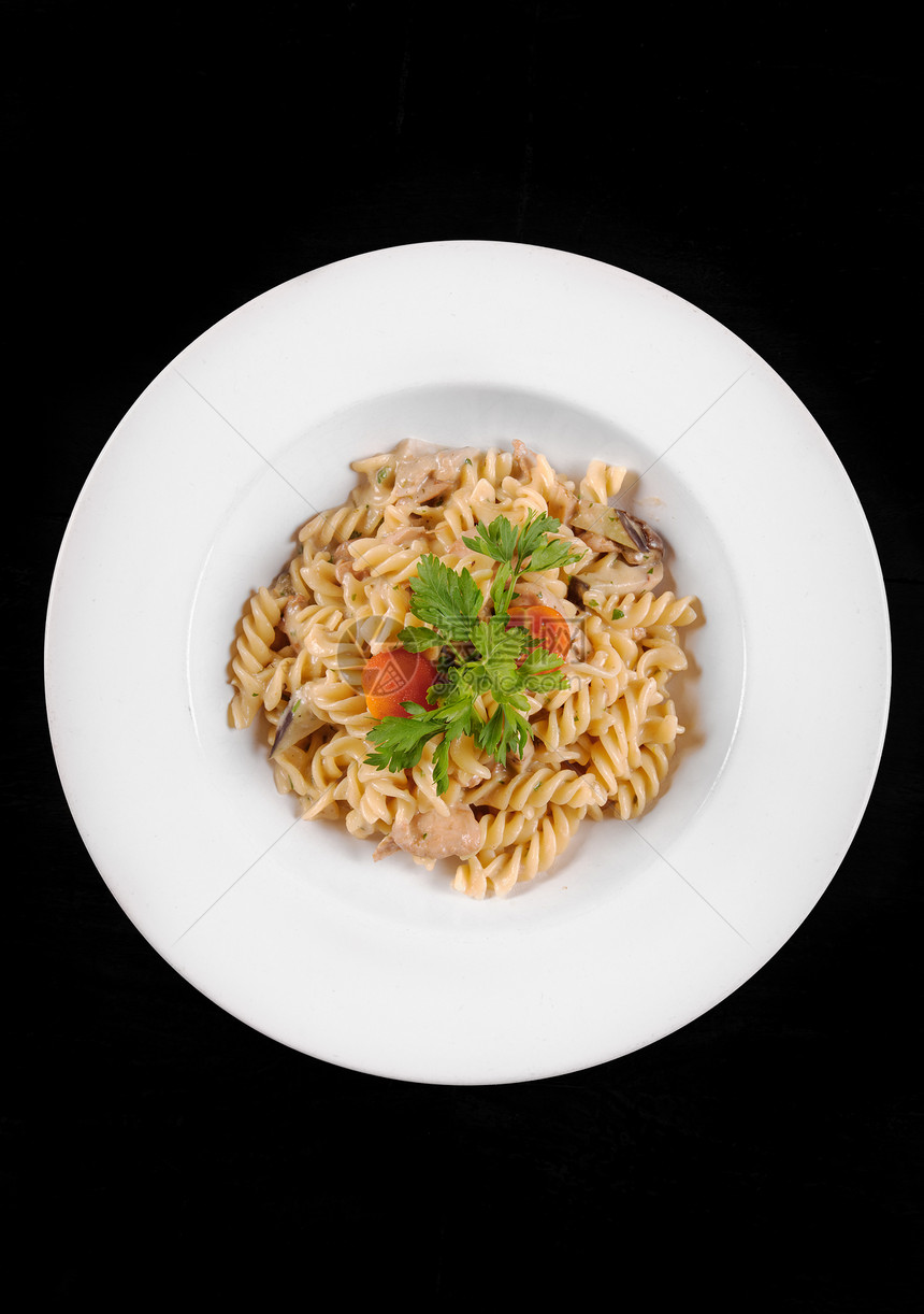 白盘上美味的意大利面美食食物营养午餐白色香蒜服务餐厅盘子蔬菜图片
