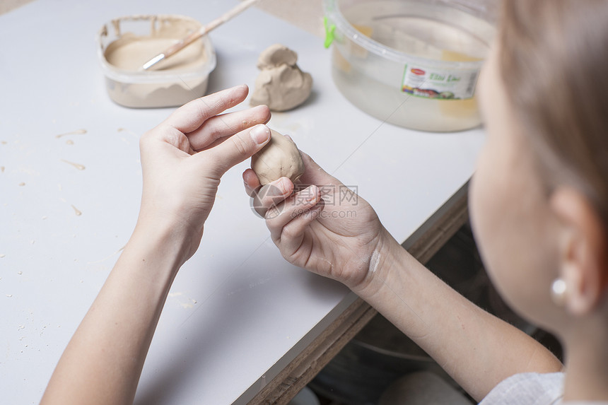 女孩用泥土做玩具手工手指商业女性纺纱工匠学习艺术洞察力陶瓷图片