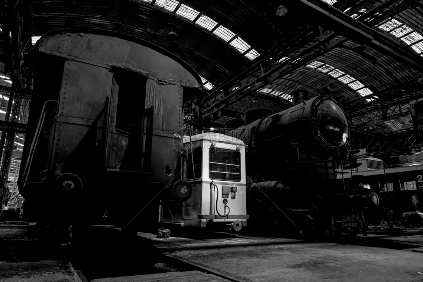 车库的旧工业机车机车引擎火车车辆历史性平台机器铁路工业建筑图片