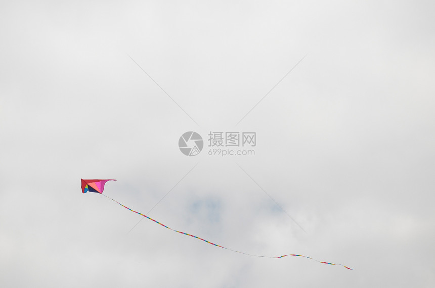 一个Kite飞过云天红色玩具游戏空气细绳飞行娱乐闲暇家庭天空图片