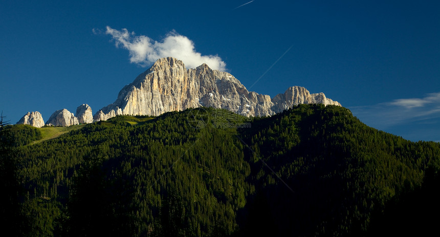 山山脉爬坡高度远景风景森林土地全景蓝色明信片松树图片