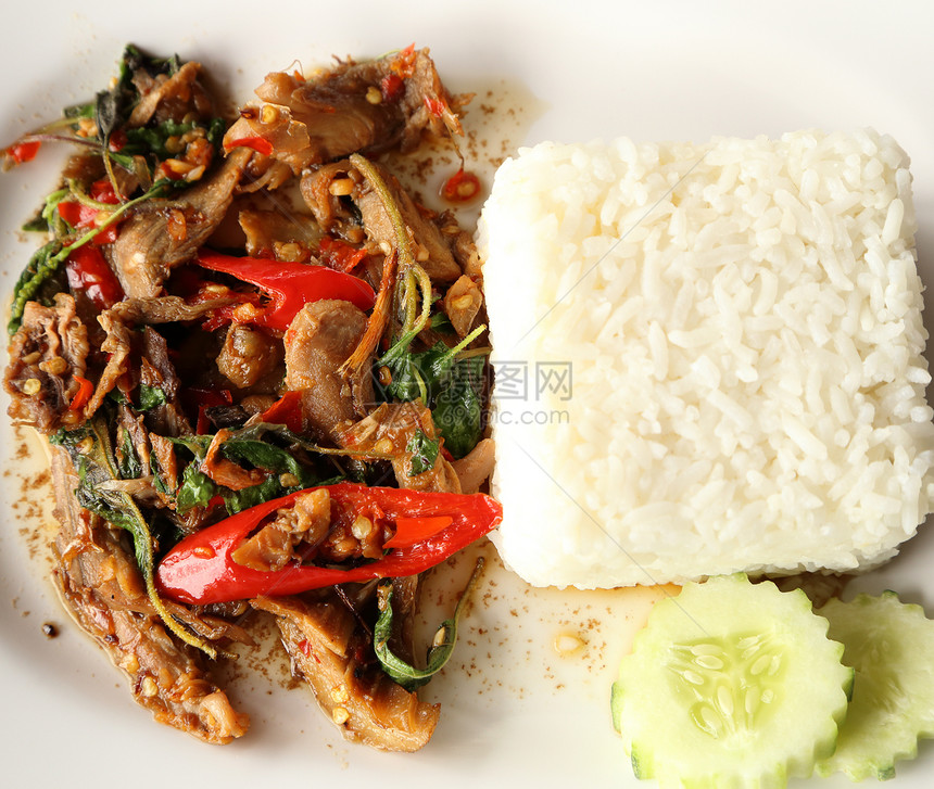 新鲜的泰国式食物菜盘子 炸猪肉和甜贝西午餐辣椒香料早餐厨房胡椒鸭子黄瓜牛肉叶子图片