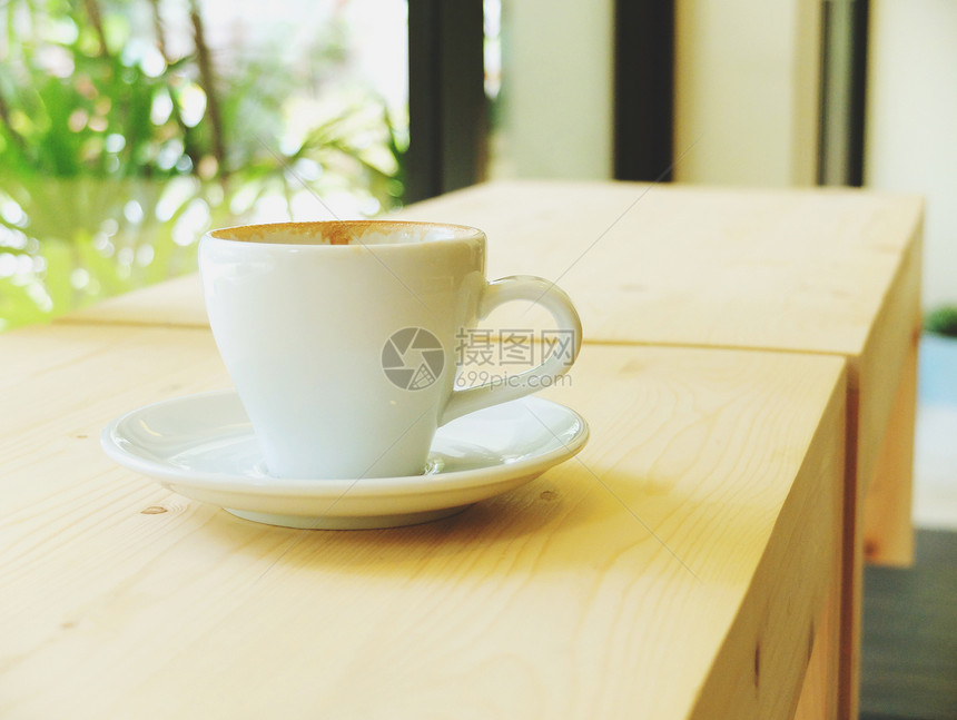 咖啡店的咖啡杯木头闲暇椅子静物窗户桌子活动热饮杯子家具图片