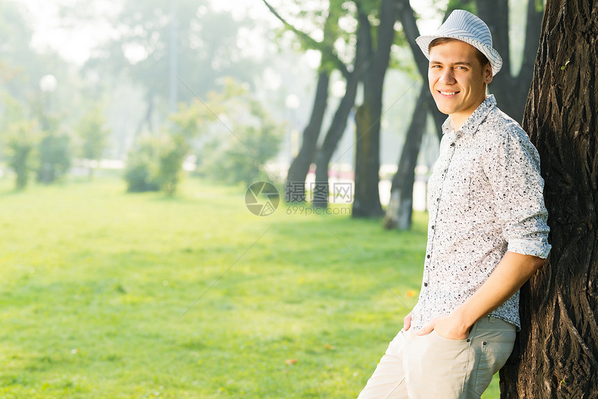 一位年轻人的肖像思维男人衬衫幸福快乐精力成人学生男性生活图片