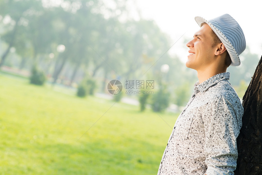 一位年轻人的肖像休息快乐思维男人叶子沉思幸福孤独生活学生图片