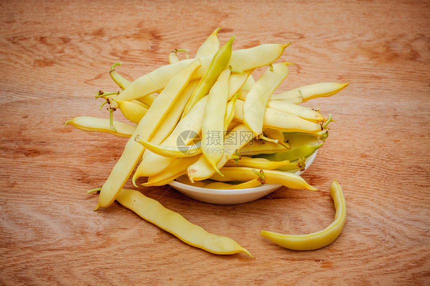 黄肾豆子在木质桌边的碗里扁豆植物豆荚盘子细绳饮食美食食物蔬菜烹饪图片