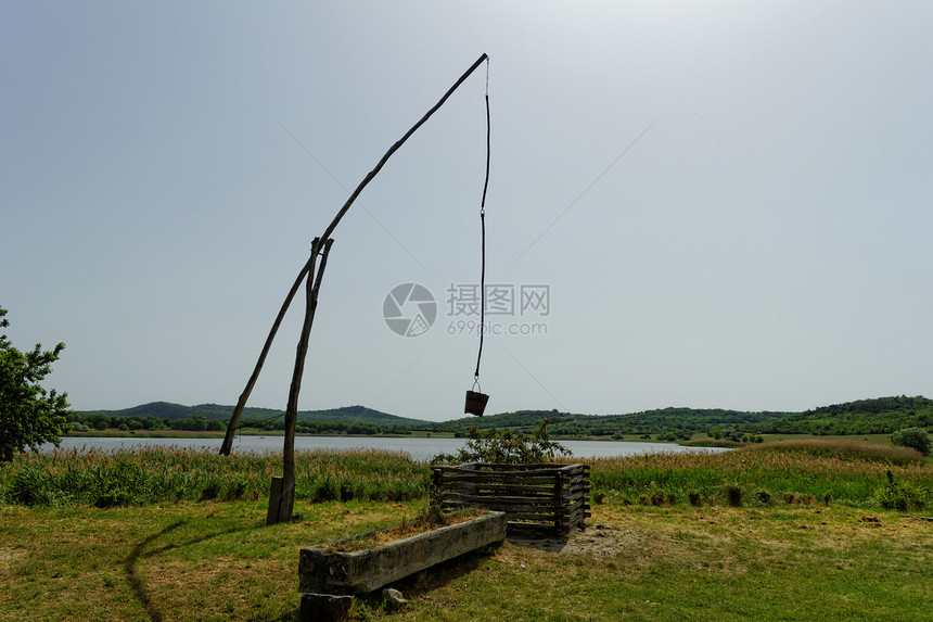 野外的沙多佛天空院子农村木材民间乡村砖块牧场绿色小路图片