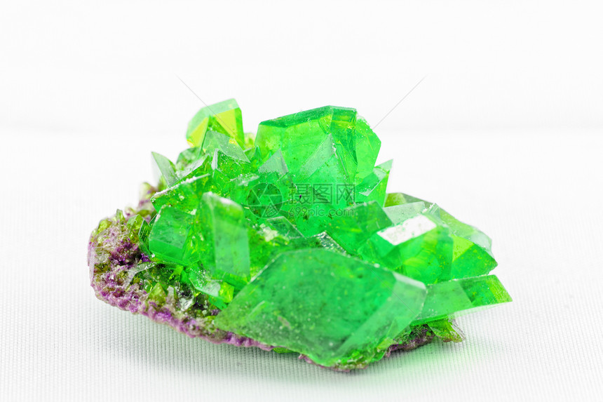 以绿化颜色显示的水晶宏观照片科学化学实验室奢华物理石头硫酸盐玻璃矿物结晶图片