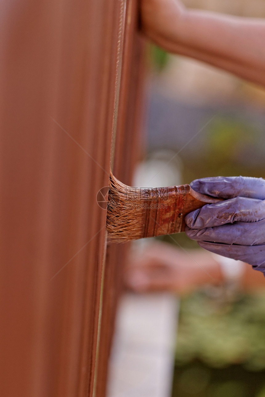 木板栅栏染染绘画木头染料染色木材刷子工作风化房子工业图片