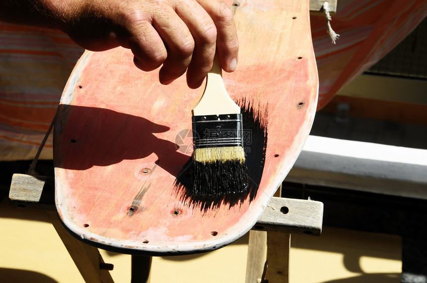 恢复旧式滑板装潢滚筒刷子木头孩子活动运动绿色古董维修图片