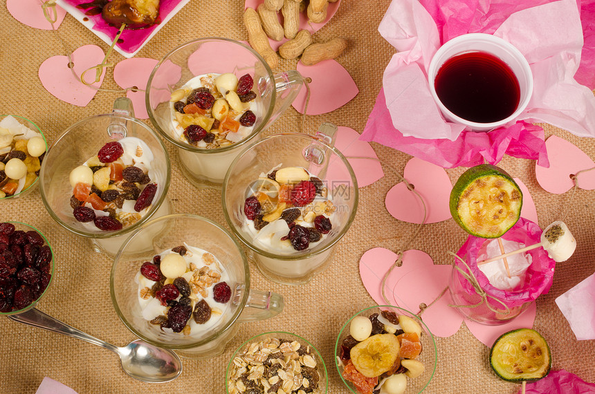 健康点心服务酸奶奶油坚果营养干果榛子桌子果汁装饰图片
