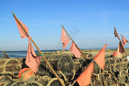 港口堆叠的渔具背景图片