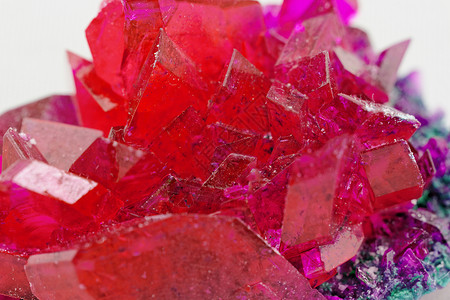 非硫酸盐以红宝石颜色显示的结晶密闭奢华化学硫酸盐物理水晶实验室石头玻璃宏观红色背景