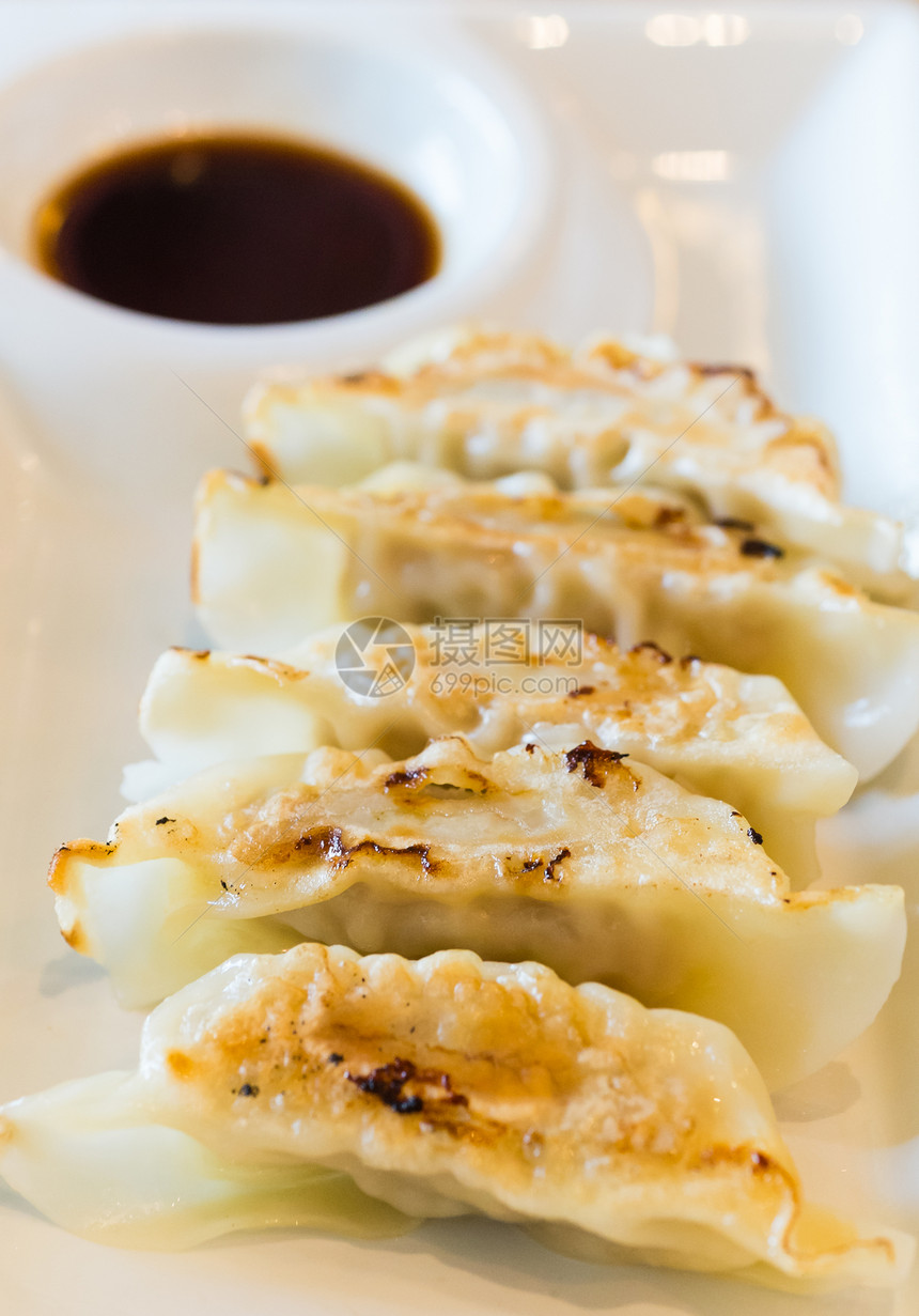 将白盘子丢在木桌上美食服务盘子午餐大豆水饺食物洋葱烹饪饺子图片
