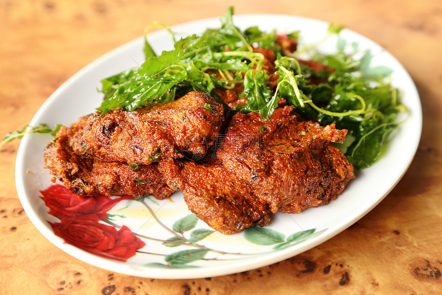 深炸的熟食鱼肉卷馅饼食物餐厅营养厨房菜单小吃桌子木头香料图片