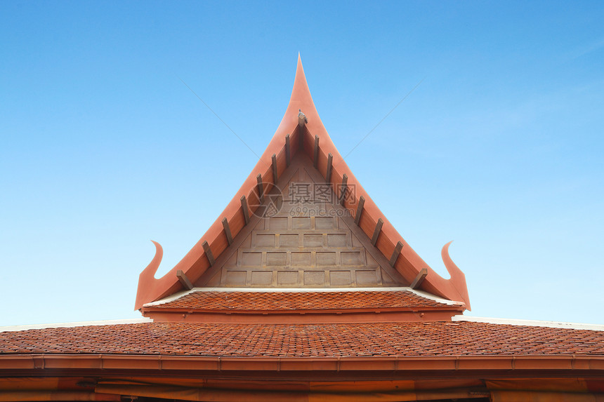带有天空的泰国式木制屋顶纹理装饰品建筑古董佛教徒蓝色木头艺术房子金子旅行图片