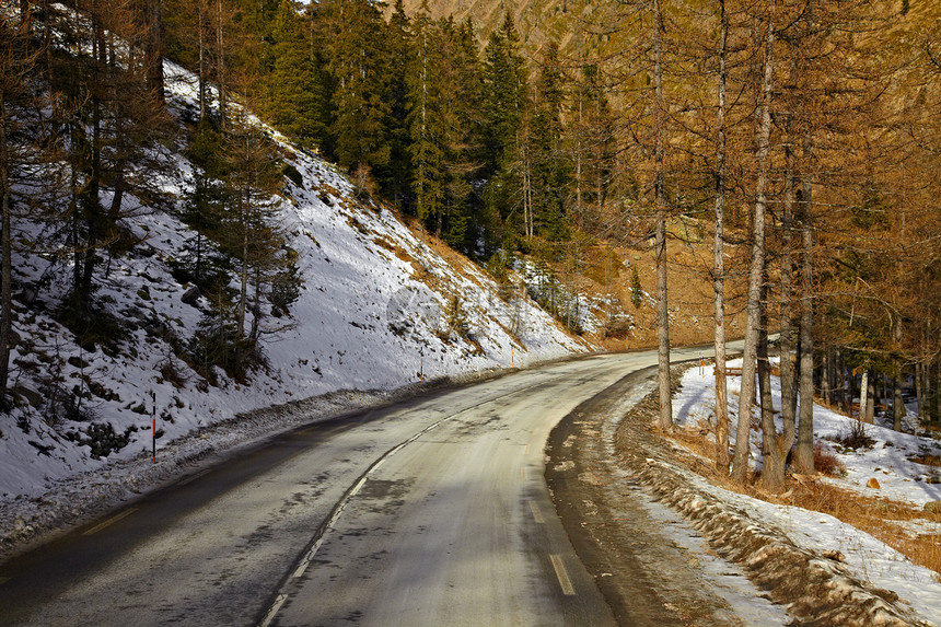 山区公路森林车道丘陵悬崖路线速度基础设施曲线前锋旅行图片