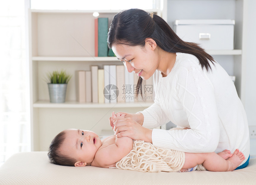 婴儿按摩女孩女儿母亲母性家庭投标乐趣女士保健孩子图片