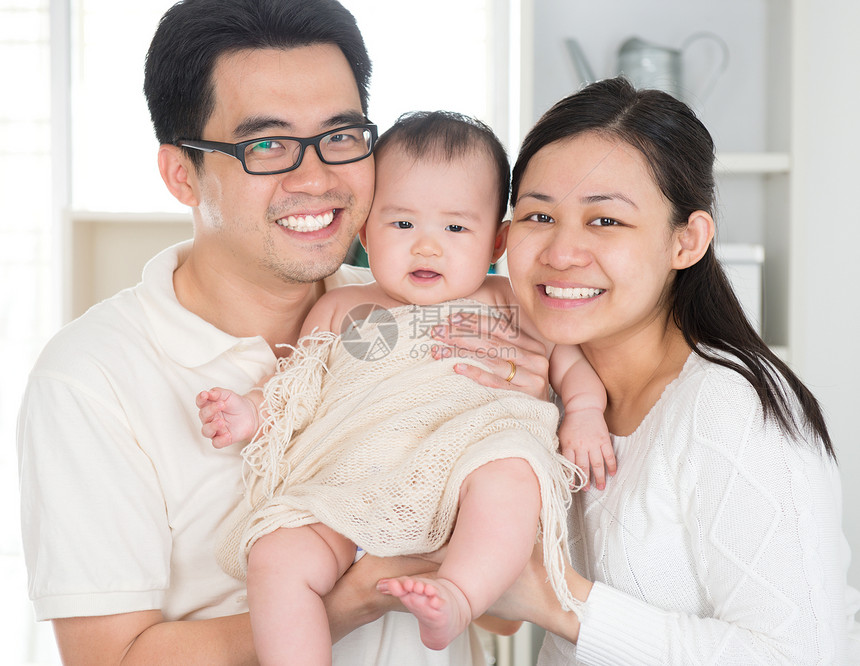 亚洲家庭微笑拥抱丈夫父亲生活卫生爸爸妈妈女性女儿图片