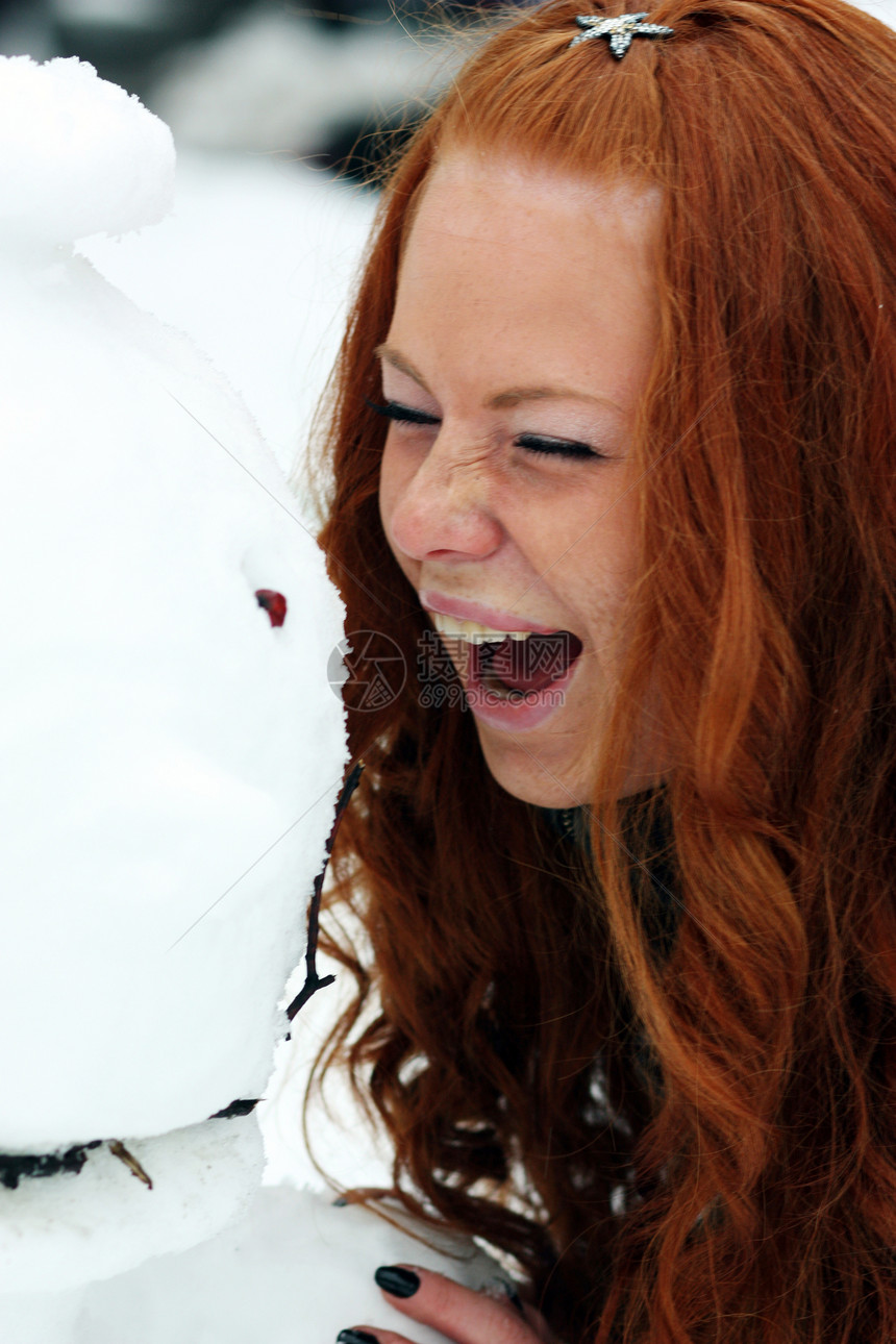 休息雪中公园的冬季妇女幸福市场红发快乐头发薄片冻结享受金发天气图片