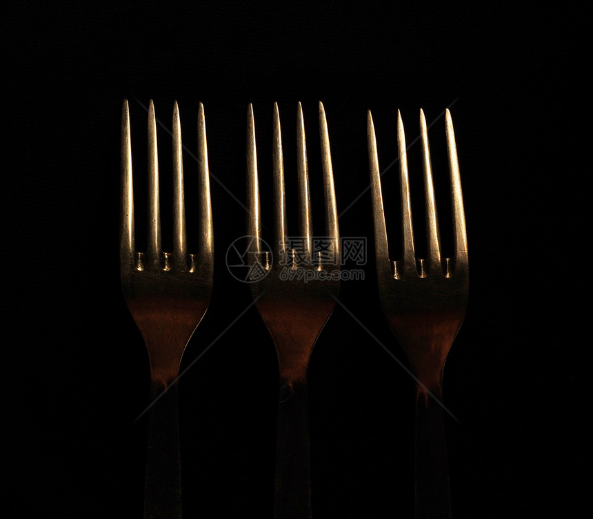 黑背景上的叉金属夫妻用具烹饪联盟美食餐厅美味食物持有者图片
