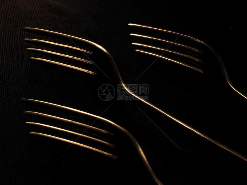 黑背景上的叉食物美味用具夫妻美食联盟烹饪餐厅金属持有者图片