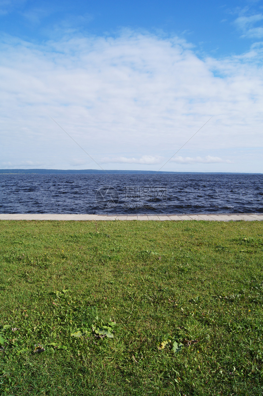 夏季的月舞阳光海景海岸海浪地平线场景海岸线海洋小路栅栏图片