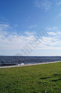 夏季的月舞海浪边缘海洋长廊天空海岸线小路海景栅栏场景背景图片