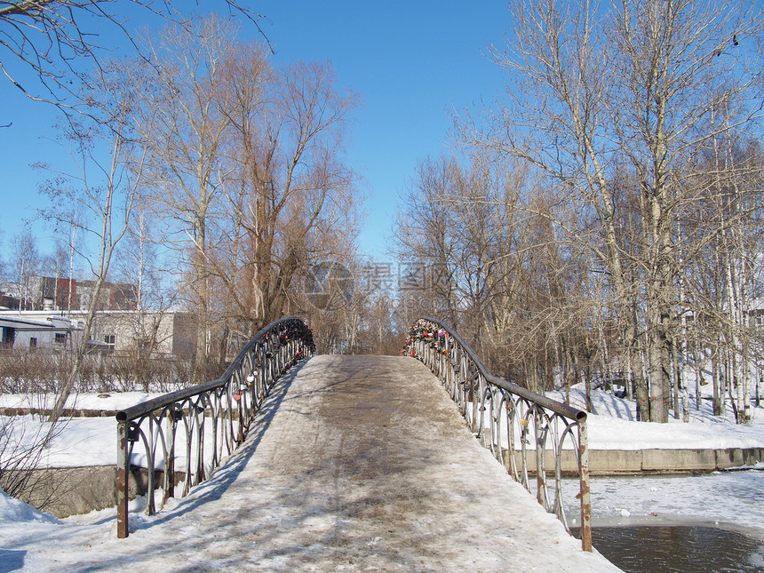 冬天穿过河的桥晴天脚步池塘天空楼梯公园蓝色运动城市锯齿状图片
