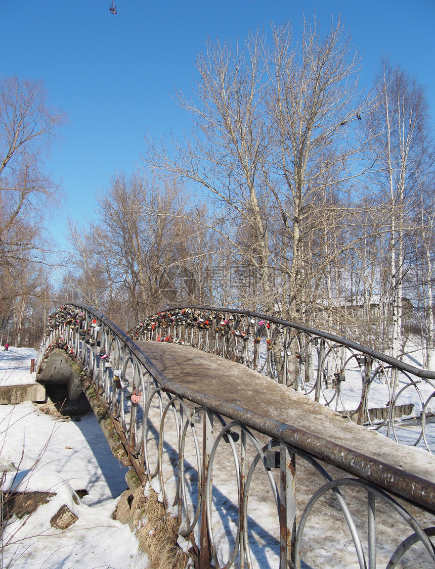 冬天穿过河的桥蓝色天空城市脚步晴天池塘锯齿状公园楼梯运动图片
