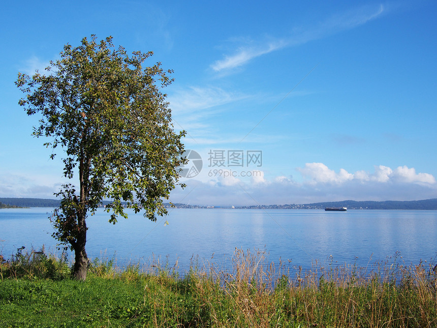 以湖边的树木盟誓爬坡美丽地平线土地风景假期池塘森林反射场地图片