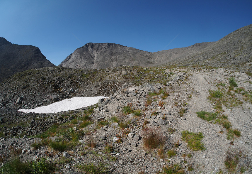 夏天在山上下雪草地牧场高地草原村庄风景岩石国家台地季节图片