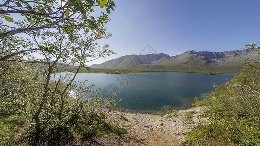 山中湖边阴霾石头灌木岩石旅行风景大合唱半岛阴影科拉背景图片