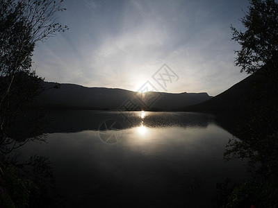 山中湖边阴霾岩石半岛天空石头旅行大合唱地块阴影风景背景图片