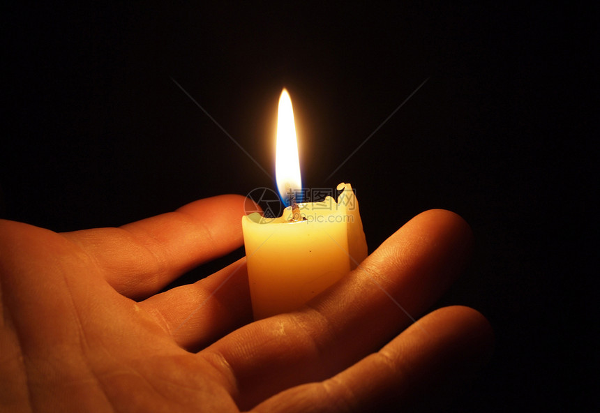 手与蜡烛冥想点燃辉光希望烛光火焰警卫热情图片