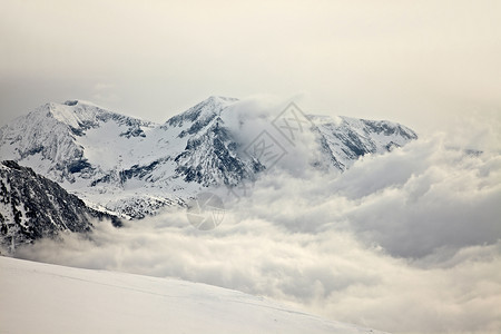 山山脉薄雾运动冒险登山滑雪冻结全景宽慰远足假期高清图片