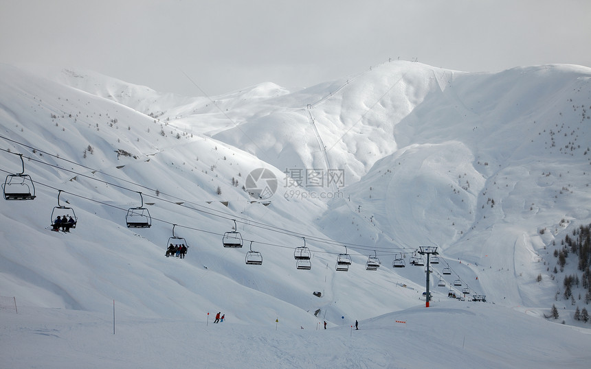 滑雪休闲滑雪者追求山脉旅行升降椅运动生活电视多云图片