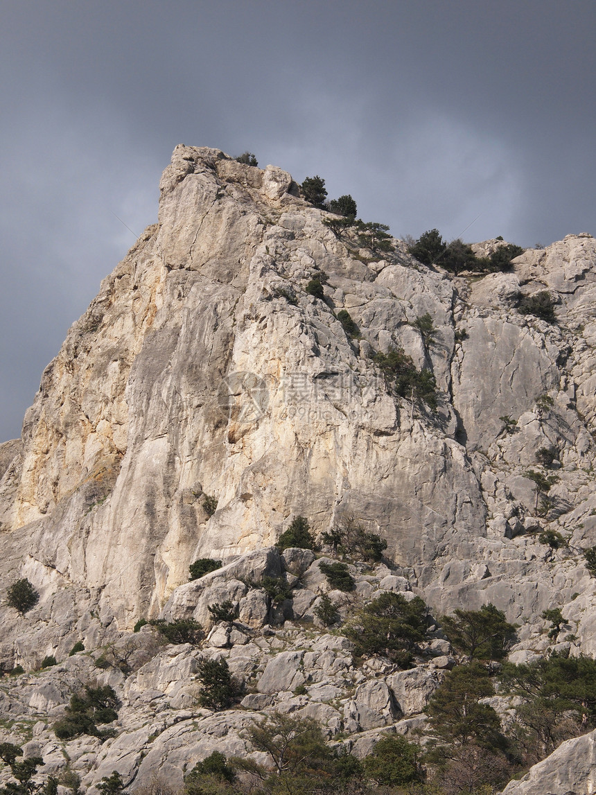 山岳和云云植物岩石石头天空石质季节多云绿色针叶牧歌图片