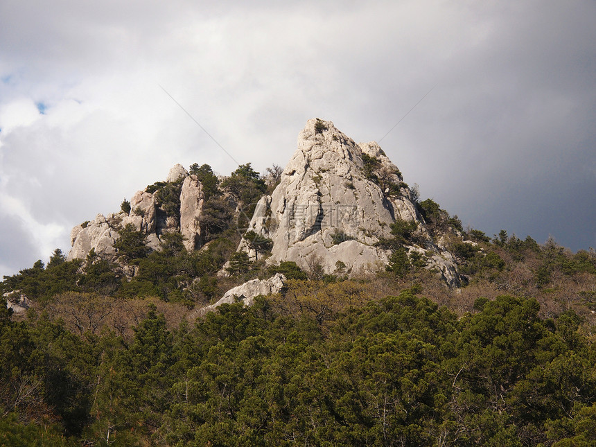 山岳和云云岩石牧歌植物石头绿色天空季节石质针叶多云图片