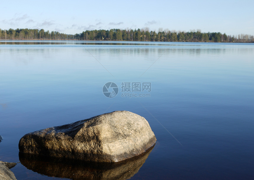 湖中的石头图片