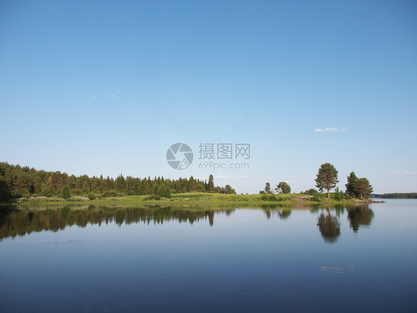 俄罗斯卡累利阿北部美丽的湖泊地平线旅游天空孤独旅行阳光荒野蓝色远足场景图片