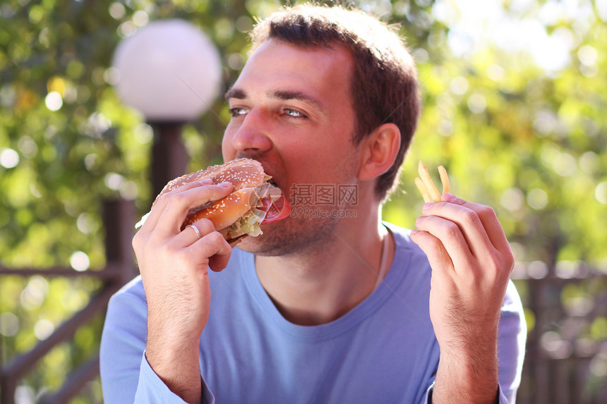 男青年男子咖啡店服装享受食物午餐购物中心快乐中年人微笑男人图片