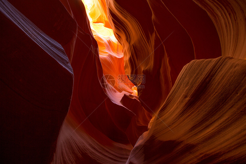 在Page附近的纳瓦霍土地上的亚利桑那州洞穴地标舷窗土地国家岩石橙子窗户公园羚羊图片