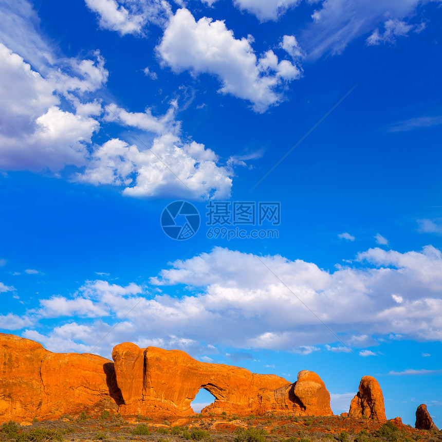 美国Moab Utah国家公园砂岩石头旅行天空岩石地质学公园悬崖土地编队图片