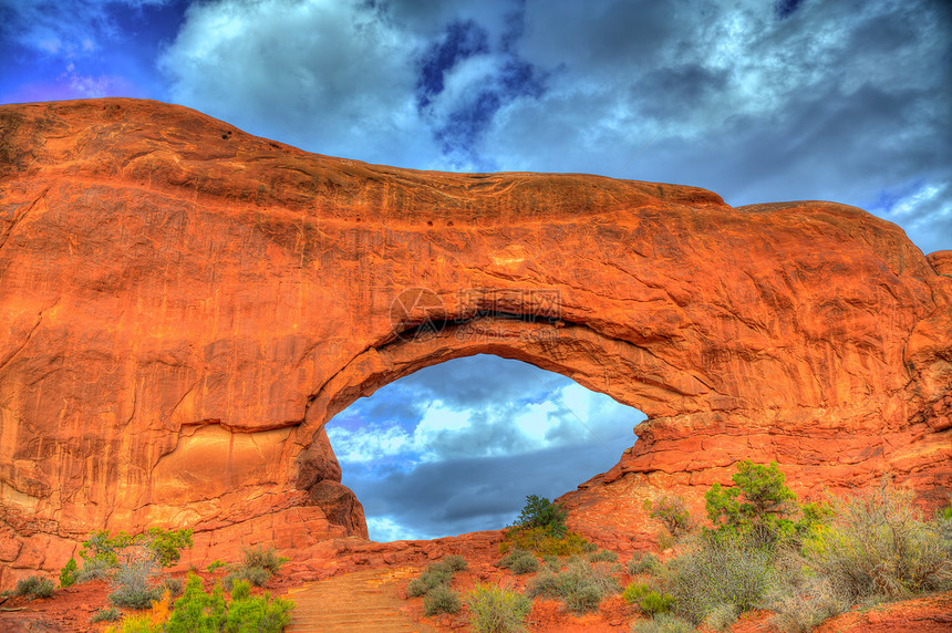 美国Moab Utah国家公园岩石编队地平线窗户地标干旱国家曲线天空蓝色图片