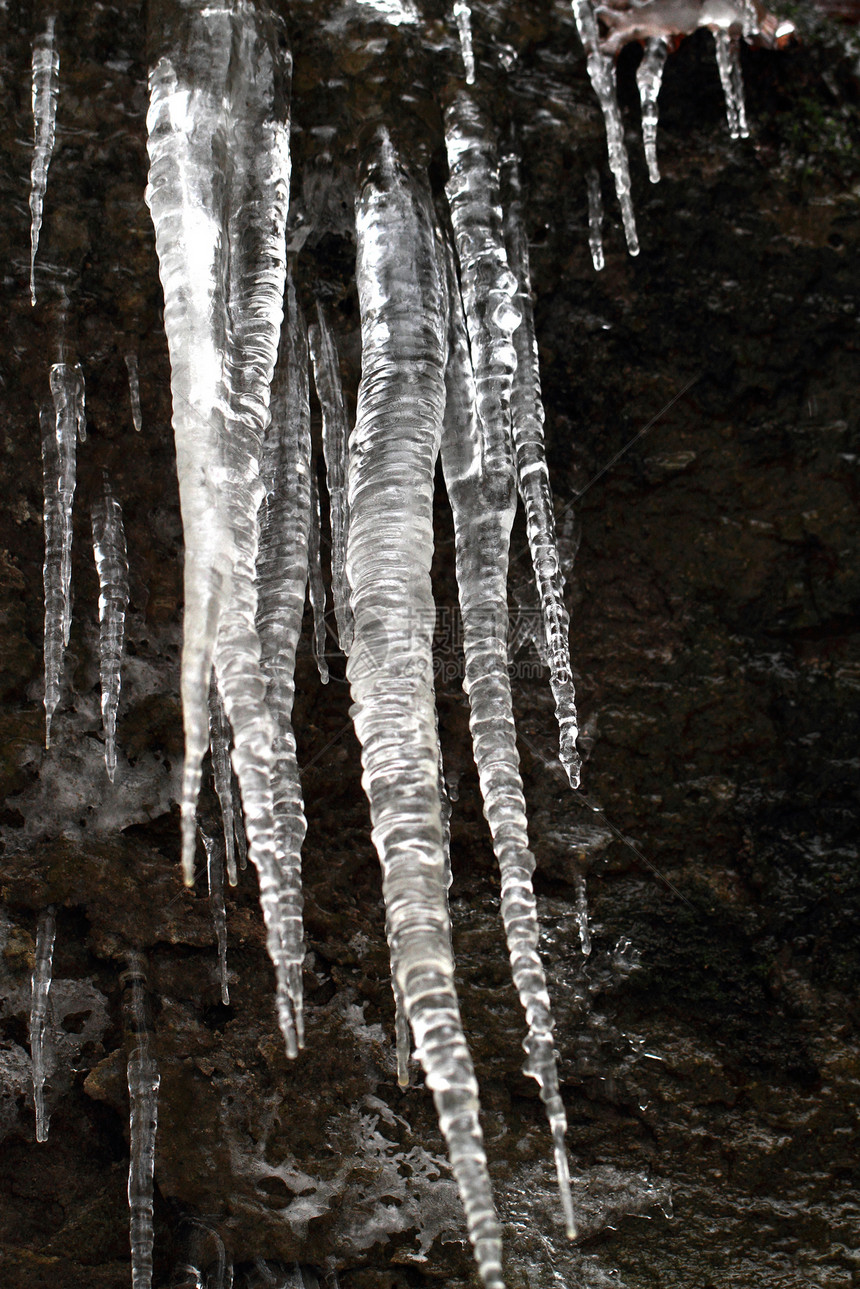 深底的冰柱岩石季节白色冻结天气水晶图片